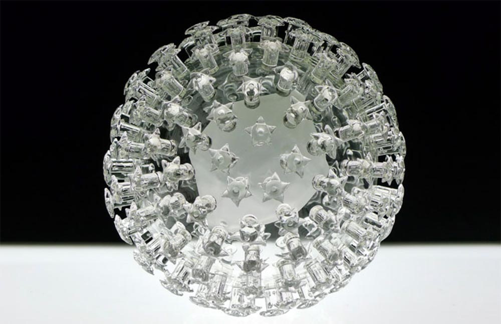 Luke Jerram COVID-19 (coronavirus) Glass Art - Microbiología