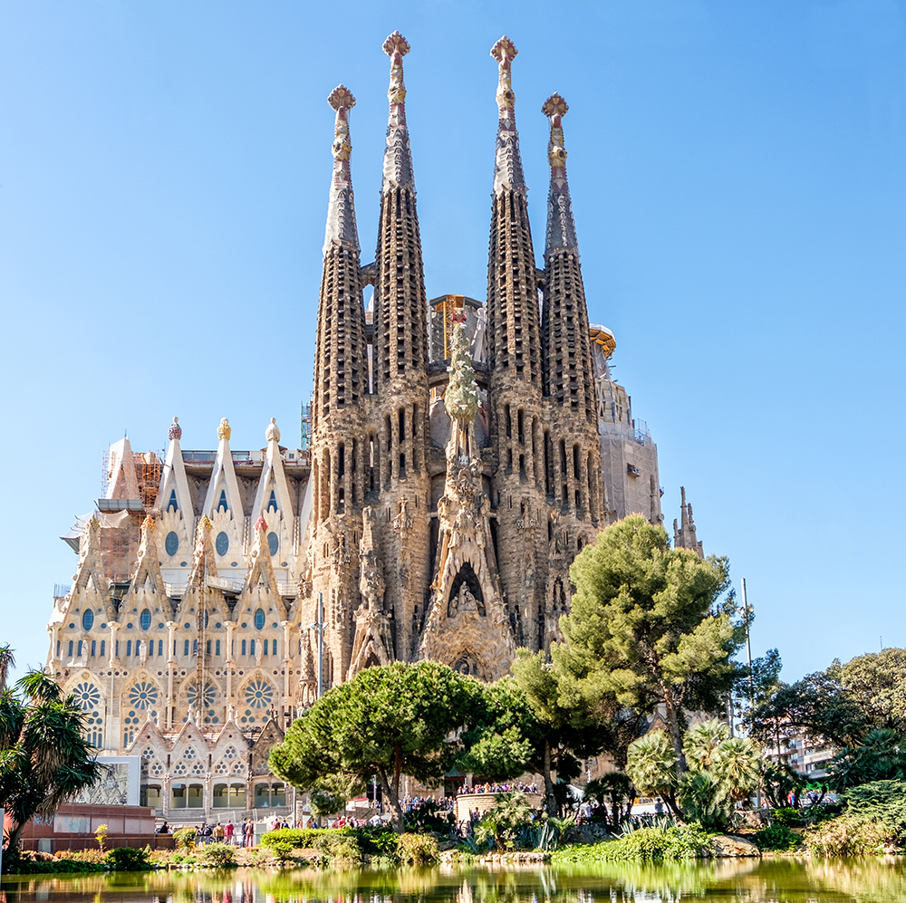 Sagrada Familia – Catholic church in Barcelona | OBJETOS CON VIDRIO