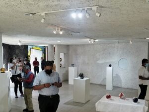 Exposicio?n Individual de Hector M. Flores Universo “Luz y sombra”