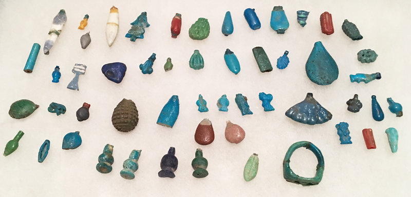 cuentas de vidrio de colores y amuletos Antiguo Egipto