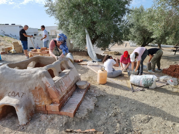 Estudiantes de arqueología se sumergen en el arte del vidrio medieval en Torreparedones, España