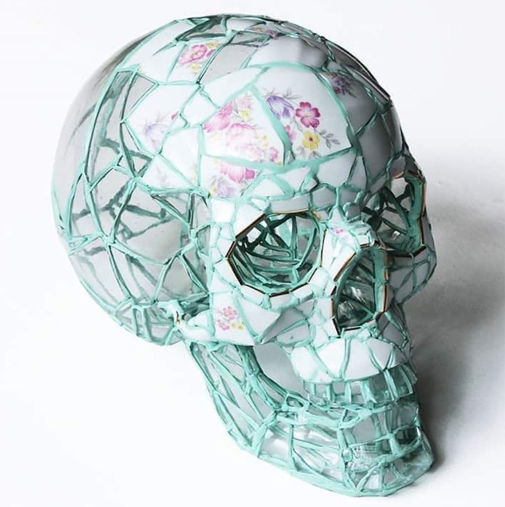 El artista mexicano Andrés Basurto destaca por convertir vidrios rotos de botellas en impactantes esculturas de calaveras que evocan la fragilidad de la vida y la belleza en lo efímero.