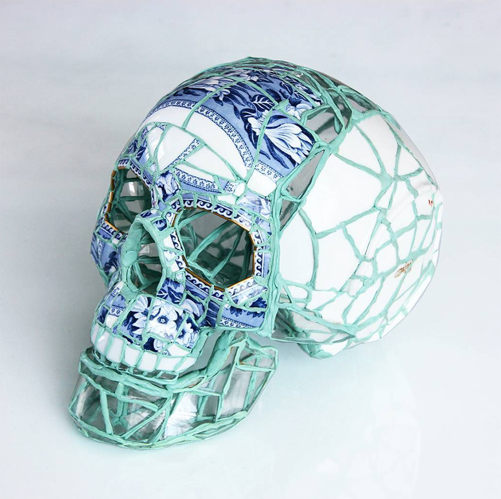 El artista mexicano Andrés Basurto destaca por convertir vidrios rotos de botellas en impactantes esculturas de calaveras que evocan la fragilidad de la vida y la belleza en lo efímero.