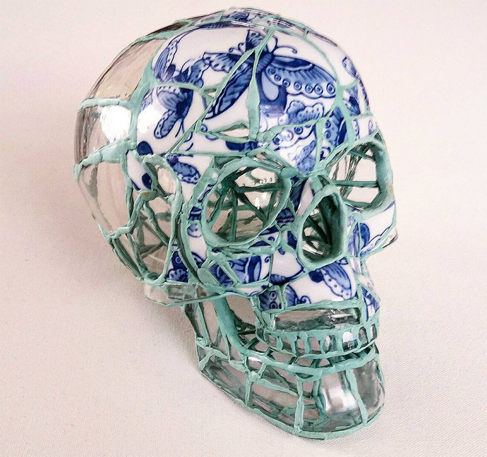 El artista mexicano Andrés Basurto destaca por convertir vidrios rotos de botellas en impactantes esculturas de calaveras que evocan la fragilidad de la vida y la belleza en lo efímero.