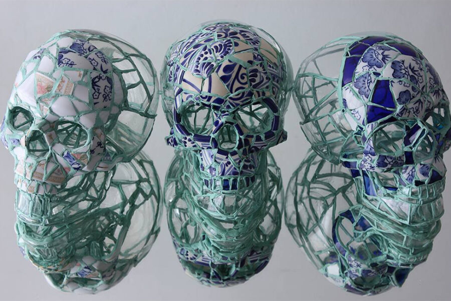 El artista mexicano Andrés Basurto destaca por convertir vidrios rotos de botellas en impactantes esculturas de calaveras que evocan la fragilidad de la vida y la belleza en lo efímero.