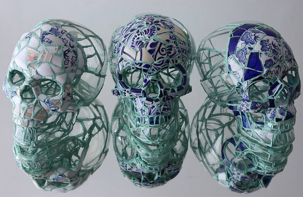 El artista mexicano Andrés Basurto destaca por convertir vidrios rotos de botellas en impactantes esculturas de calaveras que evocan la fragilidad de la vida y la belleza en lo efímero.