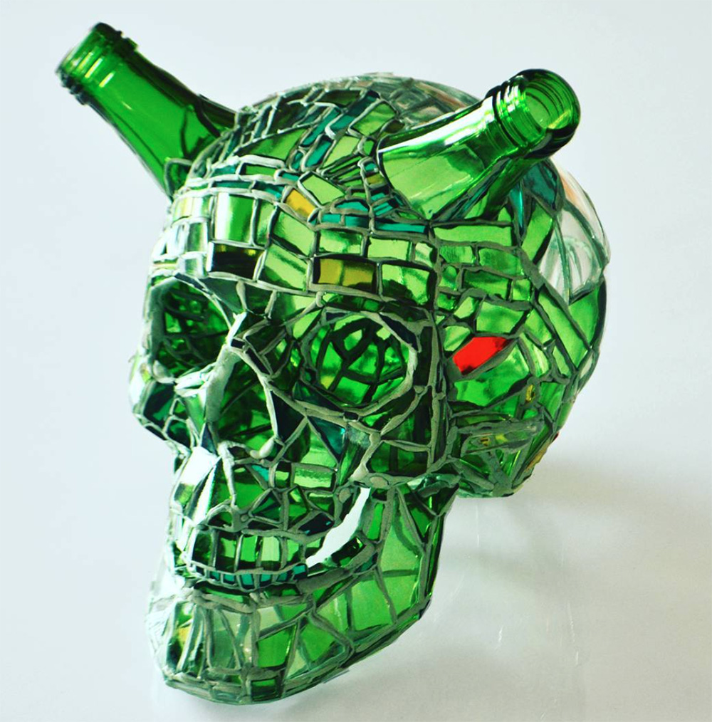 El artista mexicano Andrés Basurto destaca por convertir vidrios rotos de botellas en impactantes esculturas de calaveras que evocan la fragilidad de la vida y la belleza en lo efímero.