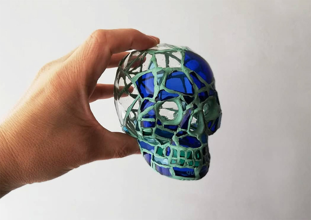 El artista mexicano Andrés Basurto destaca por convertir vidrios rotos de botellas en impactantes esculturas de calaveras que evocan la fragilidad de la vida y la belleza en lo efímero.