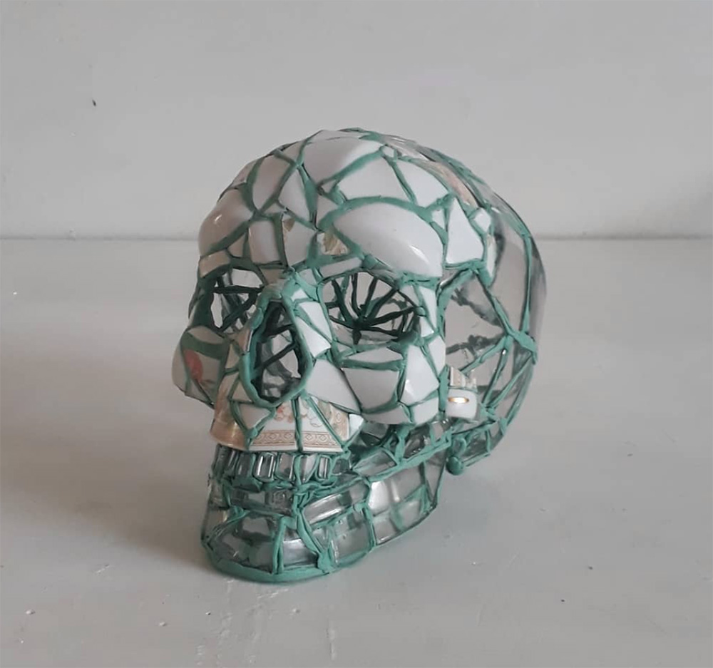 El artista mexicano Andrés Basurto destaca por convertir vidrios rotos de botellas en impactantes esculturas de calaveras que evocan la fragilidad de la vida y la belleza en lo efímero.