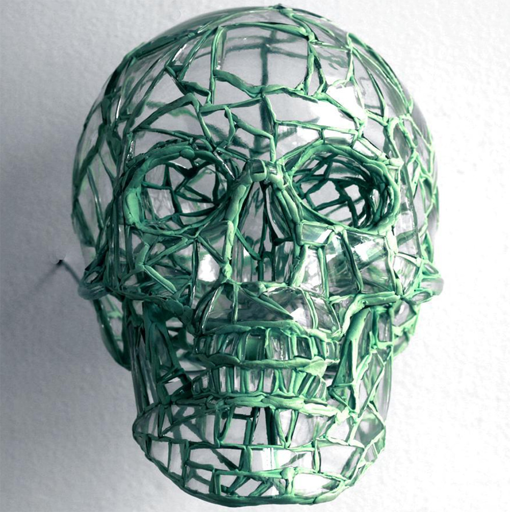 El artista mexicano Andrés Basurto destaca por convertir vidrios rotos de botellas en impactantes esculturas de calaveras que evocan la fragilidad de la vida y la belleza en lo efímero.