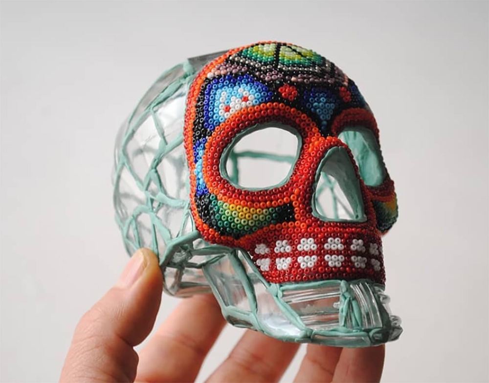 El artista mexicano Andrés Basurto destaca por convertir vidrios rotos de botellas en impactantes esculturas de calaveras que evocan la fragilidad de la vida y la belleza en lo efímero.