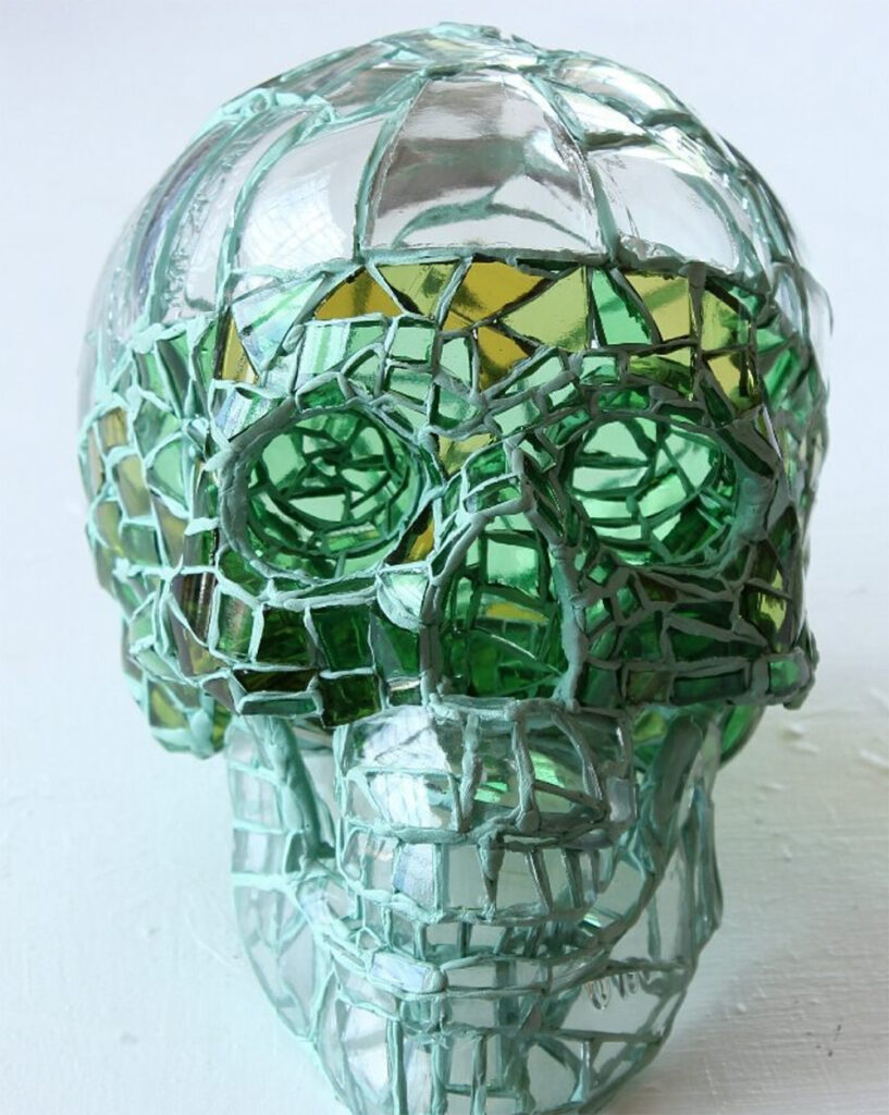 El artista mexicano Andrés Basurto destaca por convertir vidrios rotos de botellas en impactantes esculturas de calaveras que evocan la fragilidad de la vida y la belleza en lo efímero.