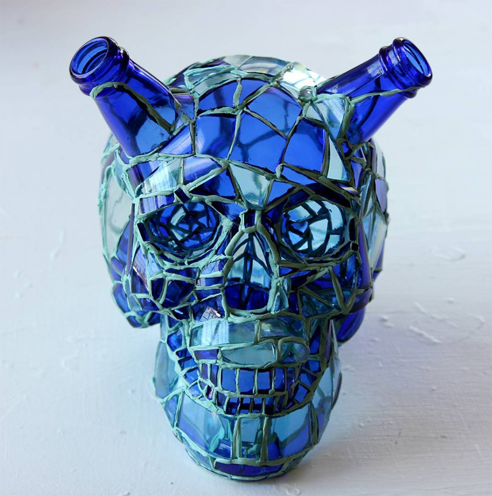 El artista mexicano Andrés Basurto destaca por convertir vidrios rotos de botellas en impactantes esculturas de calaveras que evocan la fragilidad de la vida y la belleza en lo efímero.