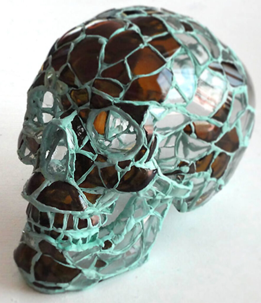 El artista mexicano Andrés Basurto destaca por convertir vidrios rotos de botellas en impactantes esculturas de calaveras que evocan la fragilidad de la vida y la belleza en lo efímero.