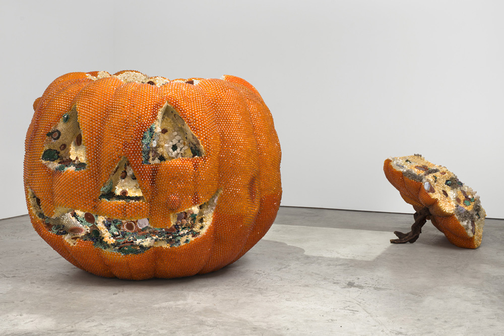 Escultura de fruta podrida con cuentas de vidrio y piedras preciosas creada por Kathleen Ryan.