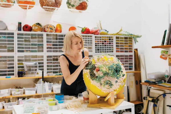 Escultura de fruta podrida con cuentas de vidrio y piedras preciosas creada por Kathleen Ryan.