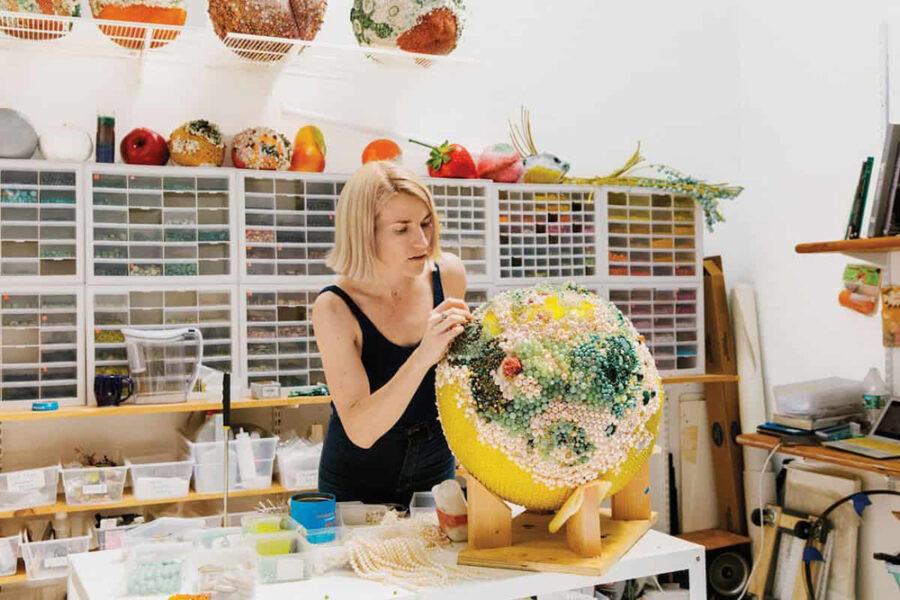 Escultura de fruta podrida con cuentas de vidrio y piedras preciosas creada por Kathleen Ryan.