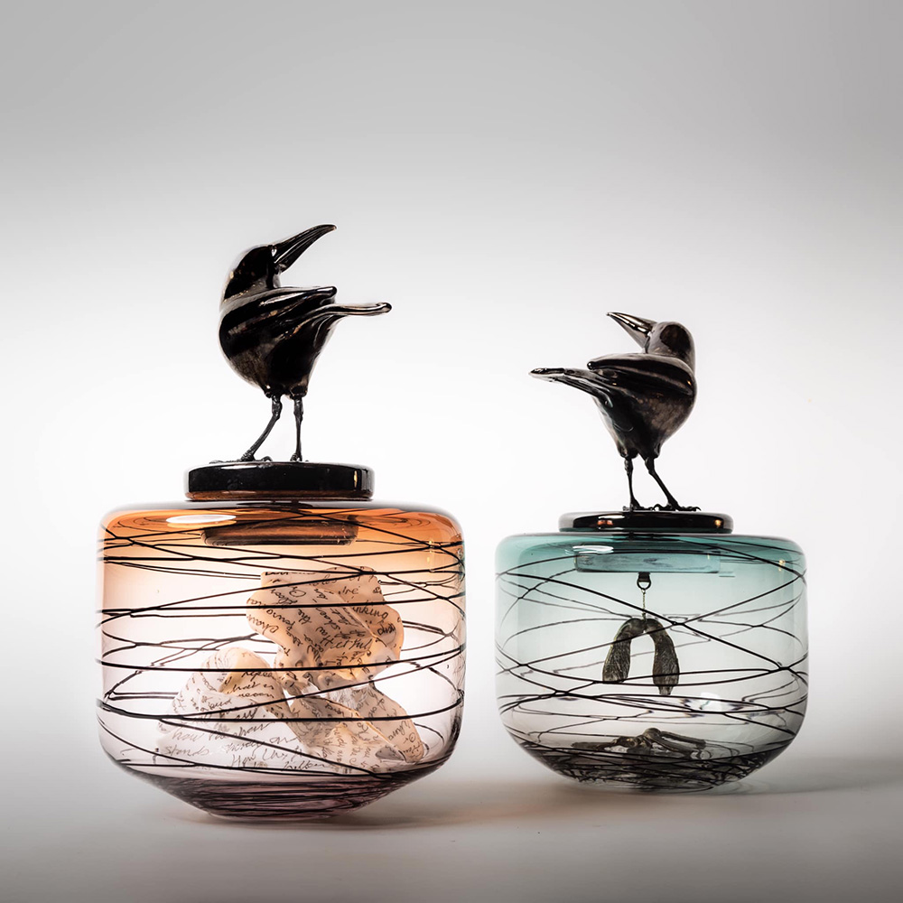 Imágenes que muestran el trabajo de Julie Johnson y Éric Lemarié, destacando esculturas de vidrio soplado y esculpido inspiradas en la naturaleza y el diseño contemporáneo. Se incluyen detalles de la colección 'All About Birds', obras abstractas de Éric Lemarié y el estudio Verglass° en Paimpol, Bretaña, donde ambos artistas combinan técnicas tradicionales con creatividad innovadora para crear piezas únicas.