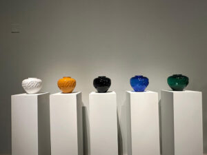 Glasstress Boca Raton – Arte internacional en vidrio Vista de sala de exposición en el Boca Raton Museum of Art durante Glasstress Berengo