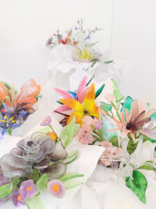 “Vidrio Es Cultura” – Muestra colectiva de arte en vidrio contemporáneo La exposición reúne artistas formados en espacios de creación y experimentación coordinados por la profesora Andrea da Ponte, y celebra el vidrio como lenguaje artístico y medio de expresión personal y colectiva.