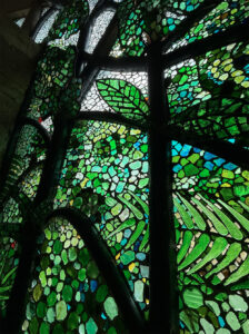 vidrio reciclado arte en vidrio dalle de verre Kitengela Hot Glass Jane Goodall homenaje artístico vitral contemporáneo vidrio sostenible escultura de vidrio arte y naturaleza reciclaje creativo arte público vidrio africano instalación artística Cultural Heritage Arusha diseño sostenible arte ecológico bosque de vidrio África Oriental