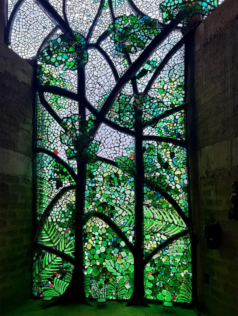 vidrio reciclado arte en vidrio dalle de verre Kitengela Hot Glass Jane Goodall homenaje artístico vitral contemporáneo vidrio sostenible escultura de vidrio arte y naturaleza reciclaje creativo arte público vidrio africano instalación artística Cultural Heritage Arusha diseño sostenible arte ecológico bosque de vidrio África Oriental vidrio reciclado arte en vidrio dalle de verre Kitengela Hot Glass Jane Goodall homenaje artístico vitral contemporáneo vidrio sostenible escultura de vidrio arte y naturaleza reciclaje creativo arte público vidrio africano instalación artística Cultural Heritage Arusha diseño sostenible arte ecológico bosque de vidrio África Oriental