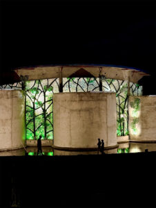 vidrio reciclado arte en vidrio dalle de verre Kitengela Hot Glass Jane Goodall homenaje artístico vitral contemporáneo vidrio sostenible escultura de vidrio arte y naturaleza reciclaje creativo arte público vidrio africano instalación artística Cultural Heritage Arusha diseño sostenible arte ecológico bosque de vidrio África Oriental