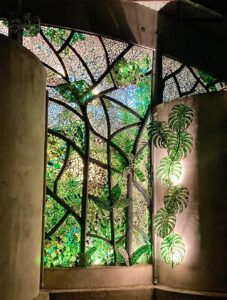 vidrio reciclado arte en vidrio dalle de verre Kitengela Hot Glass Jane Goodall homenaje artístico vitral contemporáneo vidrio sostenible escultura de vidrio arte y naturaleza reciclaje creativo arte público vidrio africano instalación artística Cultural Heritage Arusha diseño sostenible arte ecológico bosque de vidrio África Oriental