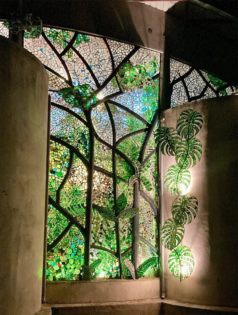 vidrio reciclado arte en vidrio dalle de verre Kitengela Hot Glass Jane Goodall homenaje artístico vitral contemporáneo vidrio sostenible escultura de vidrio arte y naturaleza reciclaje creativo arte público vidrio africano instalación artística Cultural Heritage Arusha diseño sostenible arte ecológico bosque de vidrio África Oriental vidrio reciclado arte en vidrio dalle de verre Kitengela Hot Glass Jane Goodall homenaje artístico vitral contemporáneo vidrio sostenible escultura de vidrio arte y naturaleza reciclaje creativo arte público vidrio africano instalación artística Cultural Heritage Arusha diseño sostenible arte ecológico bosque de vidrio África Oriental