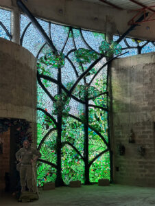 vidrio reciclado arte en vidrio dalle de verre Kitengela Hot Glass Jane Goodall homenaje artístico vitral contemporáneo vidrio sostenible escultura de vidrio arte y naturaleza reciclaje creativo arte público vidrio africano instalación artística Cultural Heritage Arusha diseño sostenible arte ecológico bosque de vidrio África Oriental