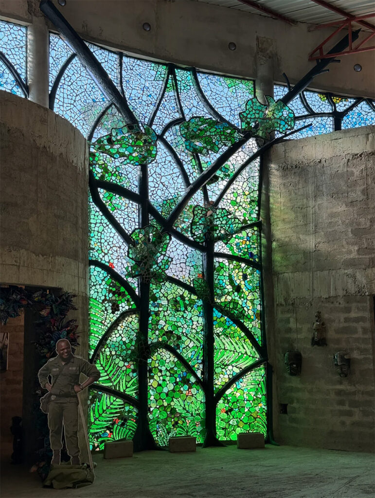 vidrio reciclado arte en vidrio dalle de verre Kitengela Hot Glass Jane Goodall homenaje artístico vitral contemporáneo vidrio sostenible escultura de vidrio arte y naturaleza reciclaje creativo arte público vidrio africano instalación artística Cultural Heritage Arusha diseño sostenible arte ecológico bosque de vidrio África Oriental vidrio reciclado arte en vidrio dalle de verre Kitengela Hot Glass Jane Goodall homenaje artístico vitral contemporáneo vidrio sostenible escultura de vidrio arte y naturaleza reciclaje creativo arte público vidrio africano instalación artística Cultural Heritage Arusha diseño sostenible arte ecológico bosque de vidrio África Oriental