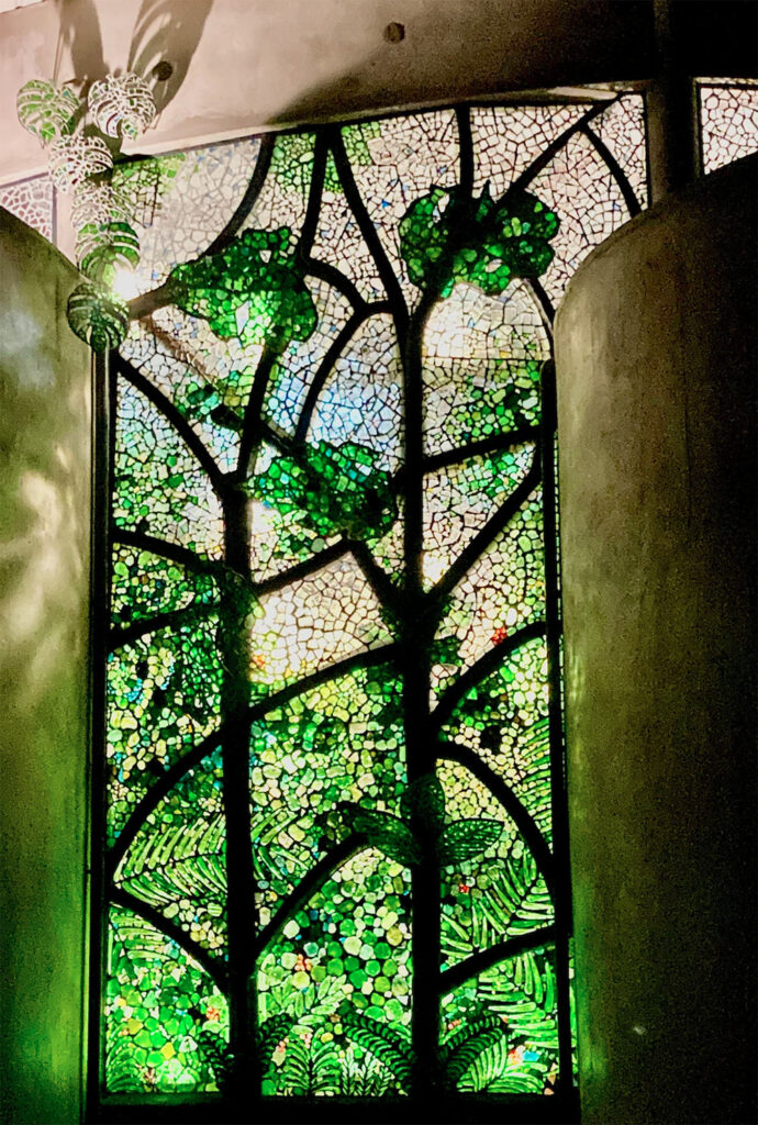 vidrio reciclado arte en vidrio dalle de verre Kitengela Hot Glass Jane Goodall homenaje artístico vitral contemporáneo vidrio sostenible escultura de vidrio arte y naturaleza reciclaje creativo arte público vidrio africano instalación artística Cultural Heritage Arusha diseño sostenible arte ecológico bosque de vidrio África Oriental vidrio reciclado arte en vidrio dalle de verre Kitengela Hot Glass Jane Goodall homenaje artístico vitral contemporáneo vidrio sostenible escultura de vidrio arte y naturaleza reciclaje creativo arte público vidrio africano instalación artística Cultural Heritage Arusha diseño sostenible arte ecológico bosque de vidrio África Oriental