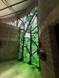 vidrio reciclado arte en vidrio dalle de verre Kitengela Hot Glass Jane Goodall homenaje artístico vitral contemporáneo vidrio sostenible escultura de vidrio arte y naturaleza reciclaje creativo arte público vidrio africano instalación artística Cultural Heritage Arusha diseño sostenible arte ecológico bosque de vidrio África Oriental