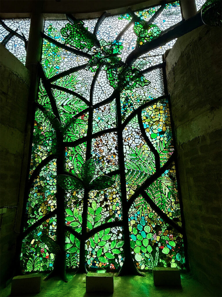 vidrio reciclado arte en vidrio dalle de verre Kitengela Hot Glass Jane Goodall homenaje artístico vitral contemporáneo vidrio sostenible escultura de vidrio arte y naturaleza reciclaje creativo arte público vidrio africano instalación artística Cultural Heritage Arusha diseño sostenible arte ecológico bosque de vidrio África Oriental vidrio reciclado arte en vidrio dalle de verre Kitengela Hot Glass Jane Goodall homenaje artístico vitral contemporáneo vidrio sostenible escultura de vidrio arte y naturaleza reciclaje creativo arte público vidrio africano instalación artística Cultural Heritage Arusha diseño sostenible arte ecológico bosque de vidrio África Oriental