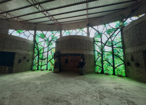 vidrio reciclado arte en vidrio dalle de verre Kitengela Hot Glass Jane Goodall homenaje artístico vitral contemporáneo vidrio sostenible escultura de vidrio arte y naturaleza reciclaje creativo arte público vidrio africano instalación artística Cultural Heritage Arusha diseño sostenible arte ecológico bosque de vidrio África Oriental