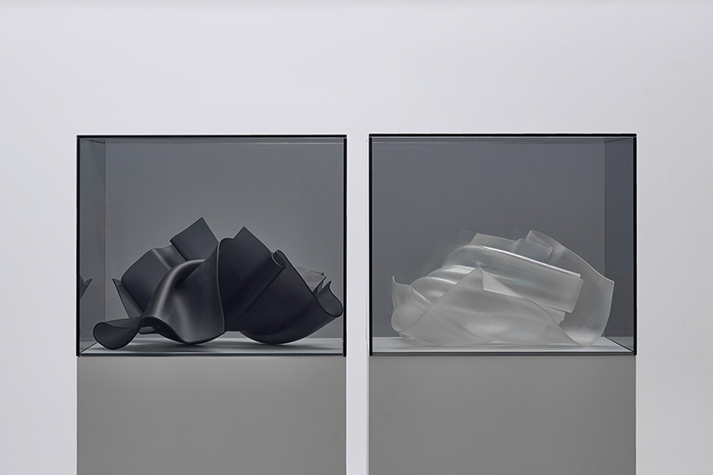 Marzena Krzeminska ©Gracjan Donrski Dialogues de Verre Glass Art & Design Paris Biennale Internationale du Verre Contemporain Paris 2025 Orangerie du Jardin du Luxembourg exposición vidrio contemporáneo arte en vidrio París exposición de vidrio París 2025 creadores internacionales vidrio arte y diseño en vidrio Lettres de verre artistas vidrio contemporáneo exhibición vidrio internacional