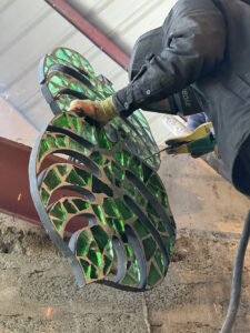 vidrio reciclado arte en vidrio dalle de verre Kitengela Hot Glass Jane Goodall homenaje artístico vitral contemporáneo vidrio sostenible escultura de vidrio arte y naturaleza reciclaje creativo arte público vidrio africano instalación artística Cultural Heritage Arusha diseño sostenible arte ecológico bosque de vidrio África Oriental