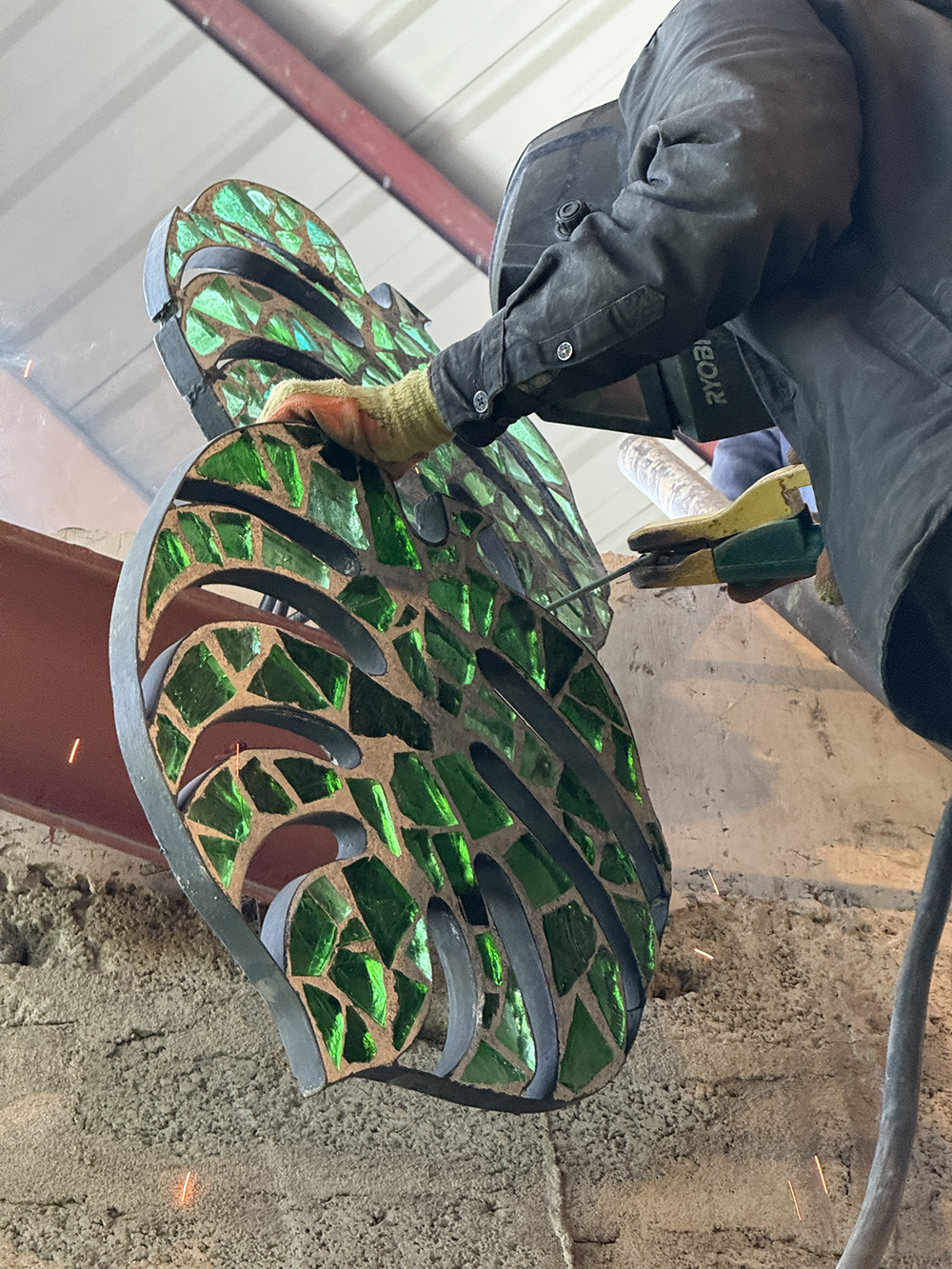 vidrio reciclado arte en vidrio dalle de verre Kitengela Hot Glass Jane Goodall homenaje artístico vitral contemporáneo vidrio sostenible escultura de vidrio arte y naturaleza reciclaje creativo arte público vidrio africano instalación artística Cultural Heritage Arusha diseño sostenible arte ecológico bosque de vidrio África Oriental