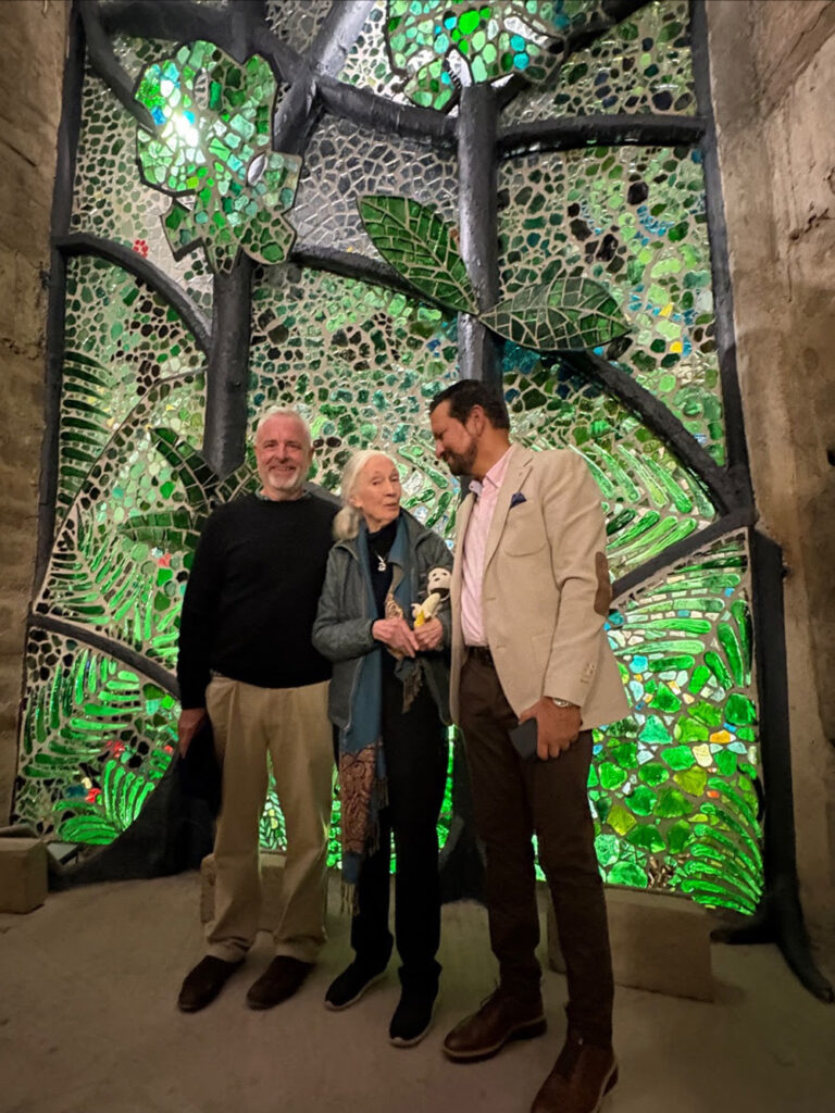 vidrio reciclado arte en vidrio dalle de verre Kitengela Hot Glass Jane Goodall homenaje artístico vitral contemporáneo vidrio sostenible escultura de vidrio arte y naturaleza reciclaje creativo arte público vidrio africano instalación artística Cultural Heritage Arusha diseño sostenible arte ecológico bosque de vidrio África Oriental vidrio reciclado arte en vidrio dalle de verre Kitengela Hot Glass Jane Goodall homenaje artístico vitral contemporáneo vidrio sostenible escultura de vidrio arte y naturaleza reciclaje creativo arte público vidrio africano instalación artística Cultural Heritage Arusha diseño sostenible arte ecológico bosque de vidrio África Oriental