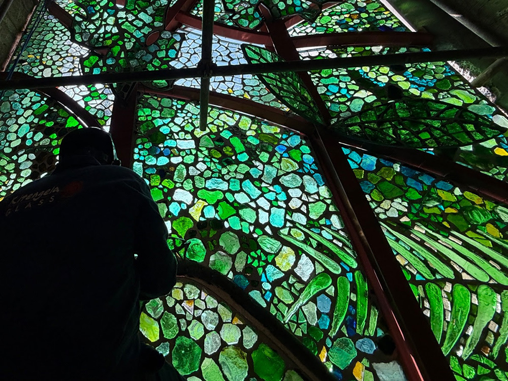 vidrio reciclado arte en vidrio dalle de verre Kitengela Hot Glass Jane Goodall homenaje artístico vitral contemporáneo vidrio sostenible escultura de vidrio arte y naturaleza reciclaje creativo arte público vidrio africano instalación artística Cultural Heritage Arusha diseño sostenible arte ecológico bosque de vidrio África Oriental