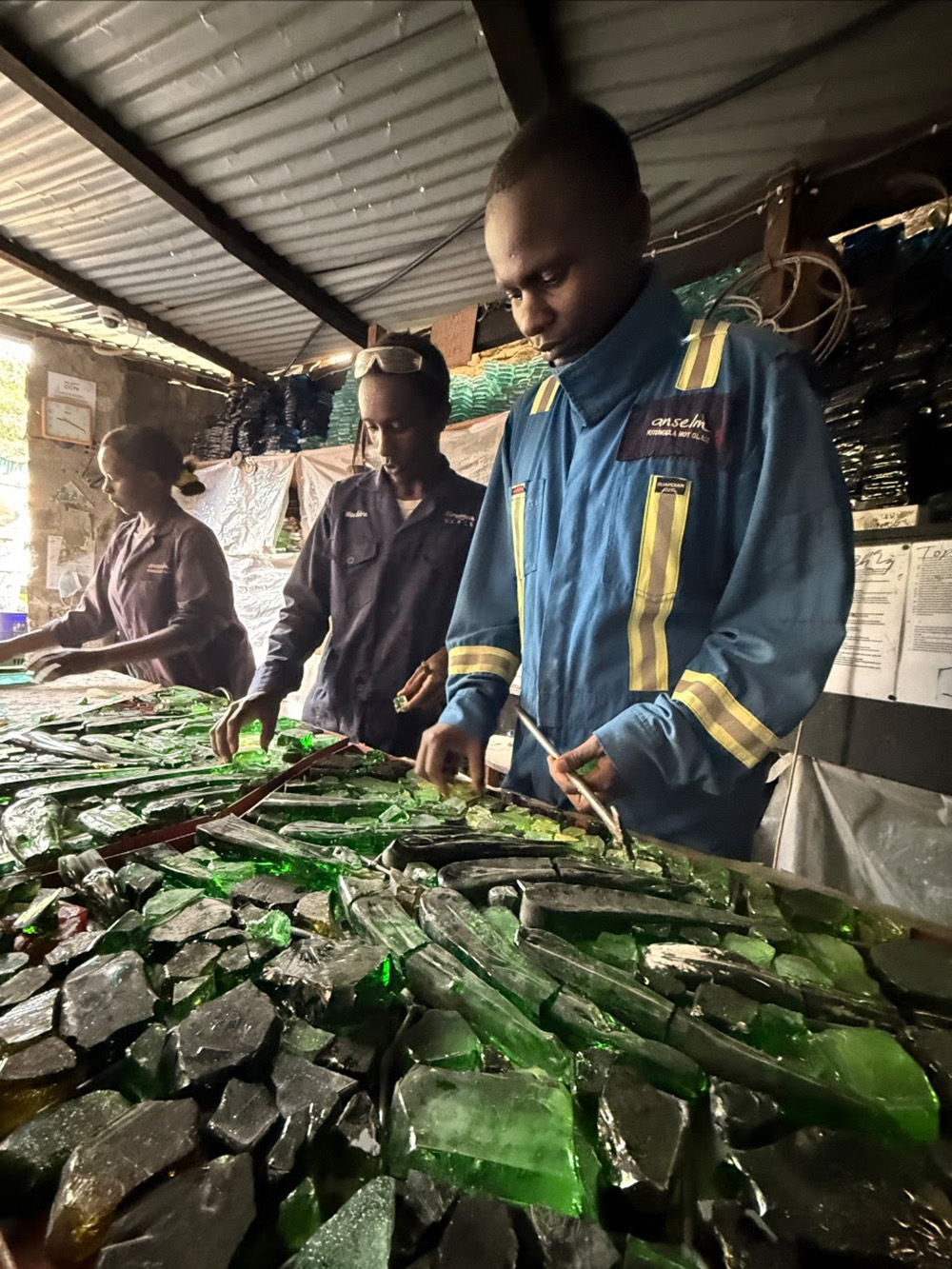 vidrio reciclado arte en vidrio dalle de verre Kitengela Hot Glass Jane Goodall homenaje artístico vitral contemporáneo vidrio sostenible escultura de vidrio arte y naturaleza reciclaje creativo arte público vidrio africano instalación artística Cultural Heritage Arusha diseño sostenible arte ecológico bosque de vidrio África Oriental