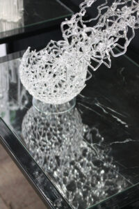 Ingrid Bahna obra “Atrapando el Viento”, presentada en ARTWEEK 2025, Centro Cultural Estación Mapocho, Santiago de Chile.