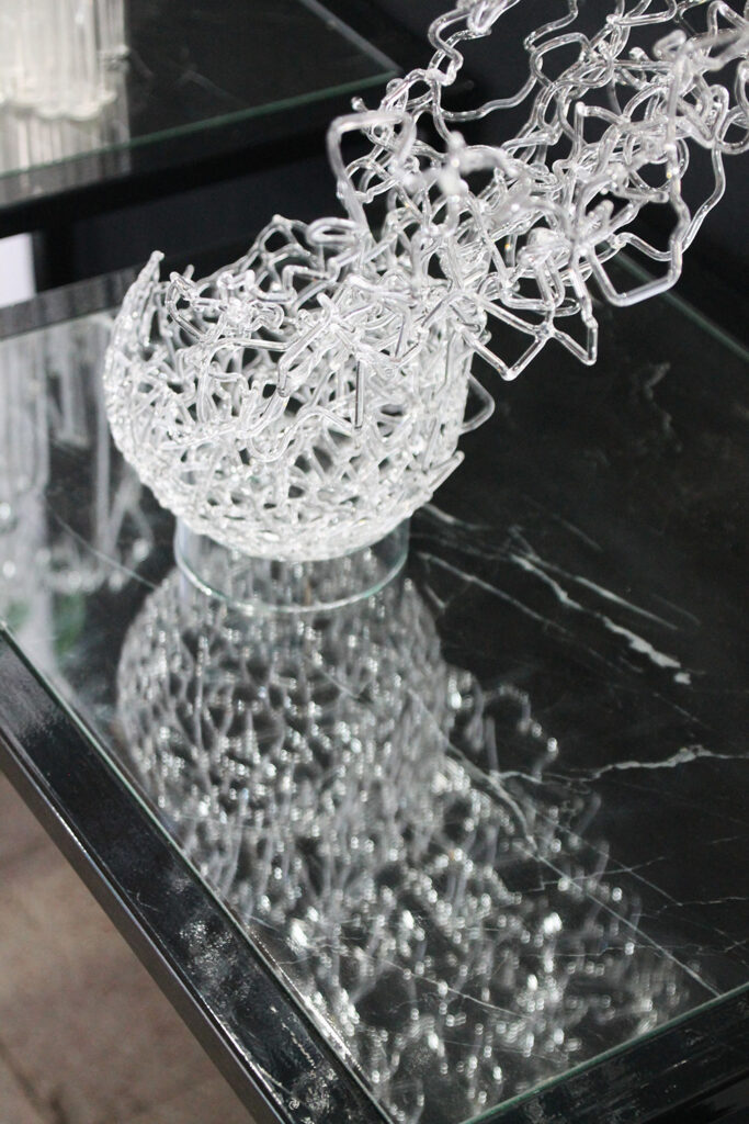 Ingrid Bahna obra “Atrapando el Viento”, presentada en ARTWEEK 2025, Centro Cultural Estación Mapocho, Santiago de Chile.