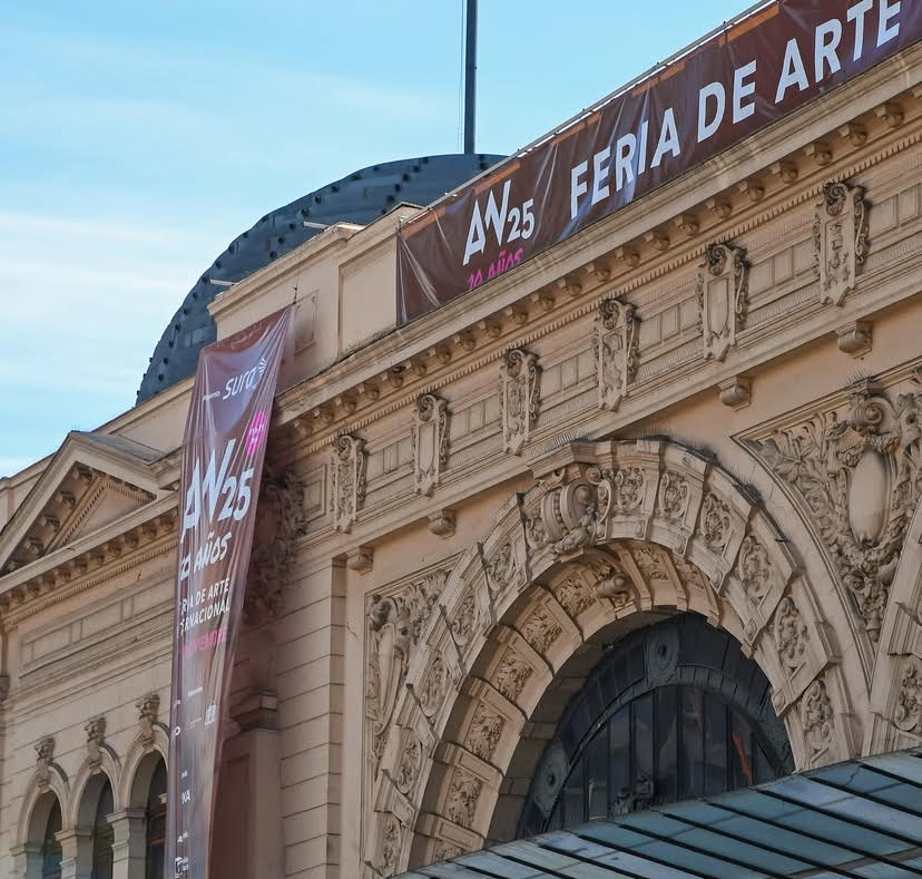 Ingrid Bahna obra “Atrapando el Viento”, presentada en ARTWEEK 2025, Centro Cultural Estación Mapocho, Santiago de Chile.