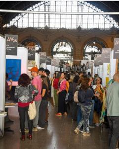 Ingrid Bahna obra “Atrapando el Viento”, presentada en ARTWEEK 2025, Centro Cultural Estación Mapocho, Santiago de Chile.