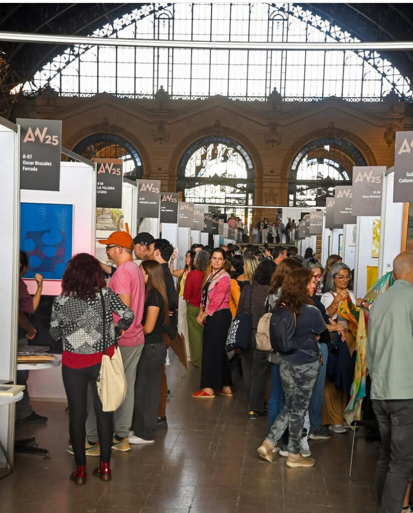Ingrid Bahna obra “Atrapando el Viento”, presentada en ARTWEEK 2025, Centro Cultural Estación Mapocho, Santiago de Chile.