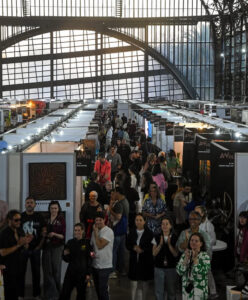 Ingrid Bahna obra “Atrapando el Viento”, presentada en ARTWEEK 2025, Centro Cultural Estación Mapocho, Santiago de Chile.