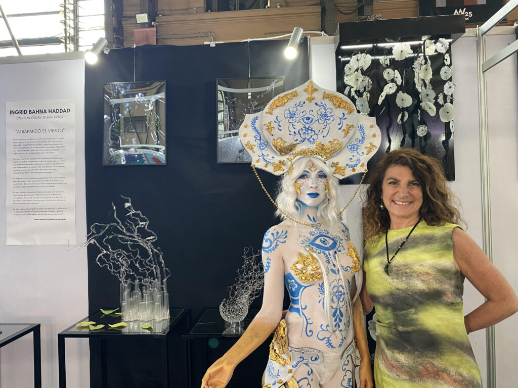 Ingrid Bahna obra “Atrapando el Viento”, presentada en ARTWEEK 2025, Centro Cultural Estación Mapocho, Santiago de Chile.