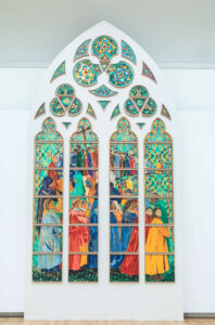 Vidrieras contemporáneas de Notre-Dame de París en el marco del debate sobre la restauración patrimonial tras el incendio y la intervención de la artista Claire Tabouret. (Foto: © Caleb Marshall, 2025)