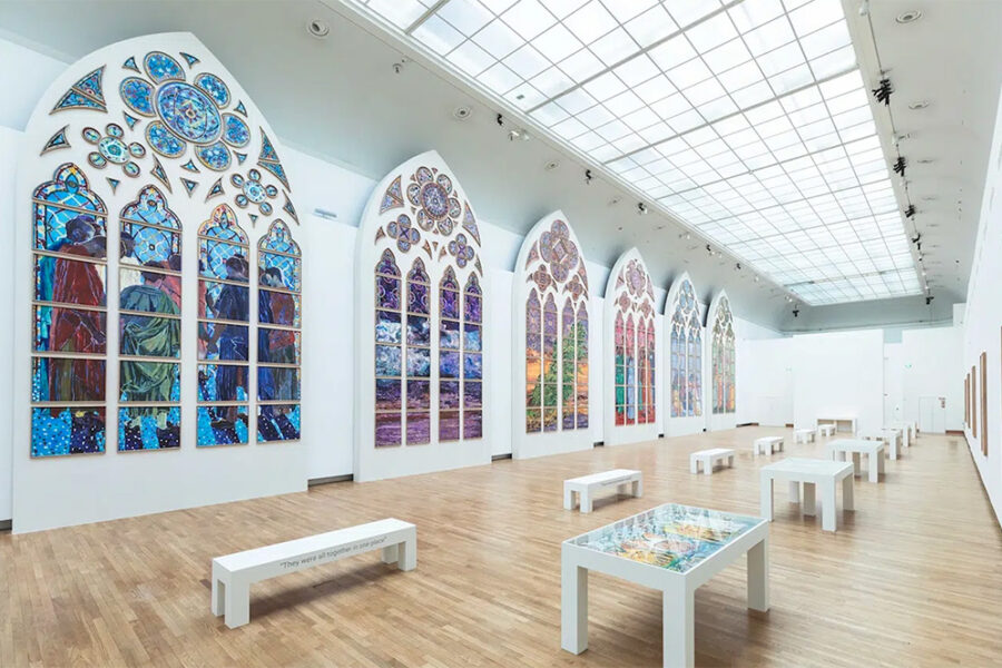 Vidrieras contemporáneas de Notre-Dame de París en el marco del debate sobre la restauración patrimonial tras el incendio y la intervención de la artista Claire Tabouret. (Foto: © Caleb Marshall, 2025)